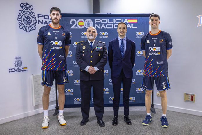 El San Pablo Burgos conmemora los 200 años de la Policía Nacional con su tercera equipación / FEB
