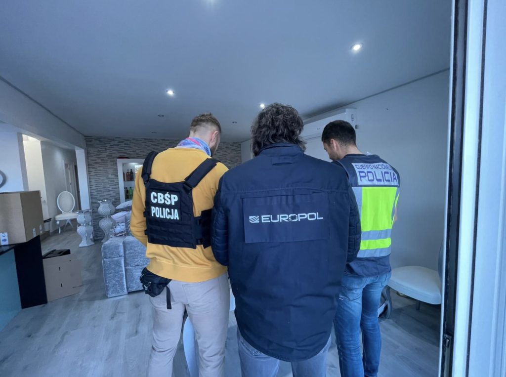 Agentes de la policía polaca, Europol y Policía Nacional