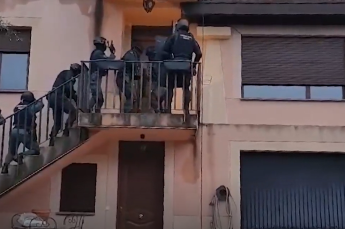 La Guardia Civil asalta un chalet donde una pareja de sexagenarios almacenaba más de 38 kilos de marihuana