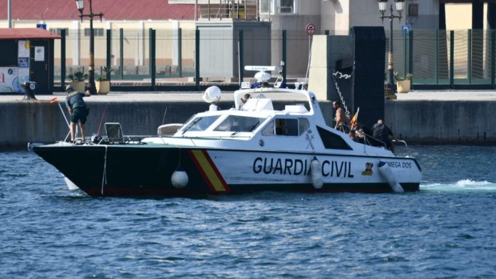 Lancha de la Guardia Civil en las aguas de Cádiz / EP