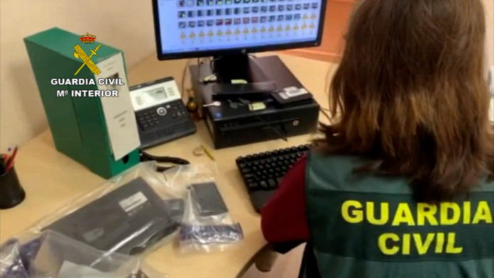 Siete detenidos tras estafar más de tres millones de euros duplicando la tarjeta SIM de sus víctimas