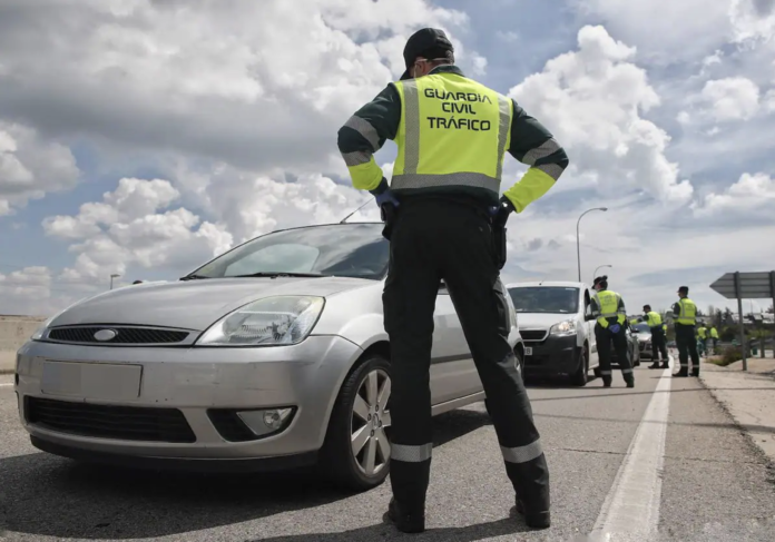 Un agente de la Guardia Civil de Tráfico en un control / EP