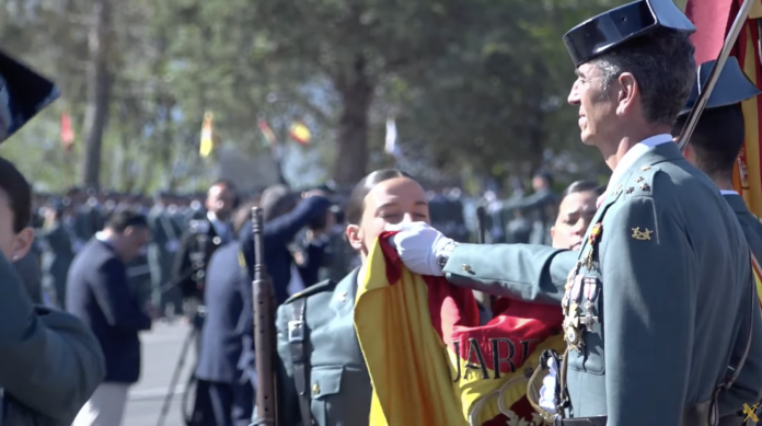 Una guardia civil jura o promete la bandera