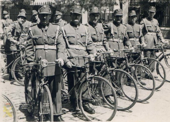 Unidad ciclista de la Guardia Civil / Centro de la Fotografía Histórica de la Guardia Civil
