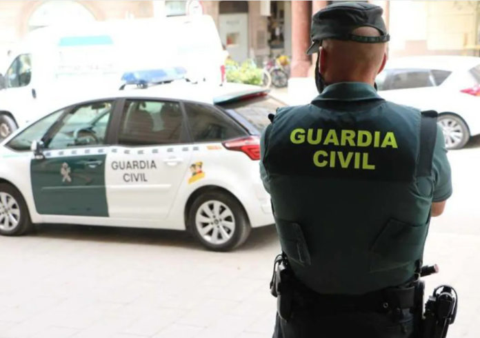 Agente de la Guardia Civil de espaldas