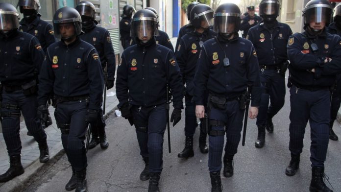 Agentes de la UIP durante un servicio