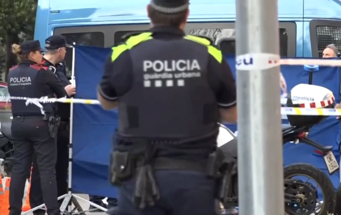 Agentes de la policía catalana en el lugar del tiroteo durante la Feria de Abril
