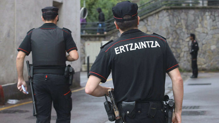 Dos ertzainas patrullando