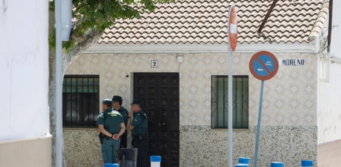 Guardias civiles en las inmediaciones del domicilio del atrincherado