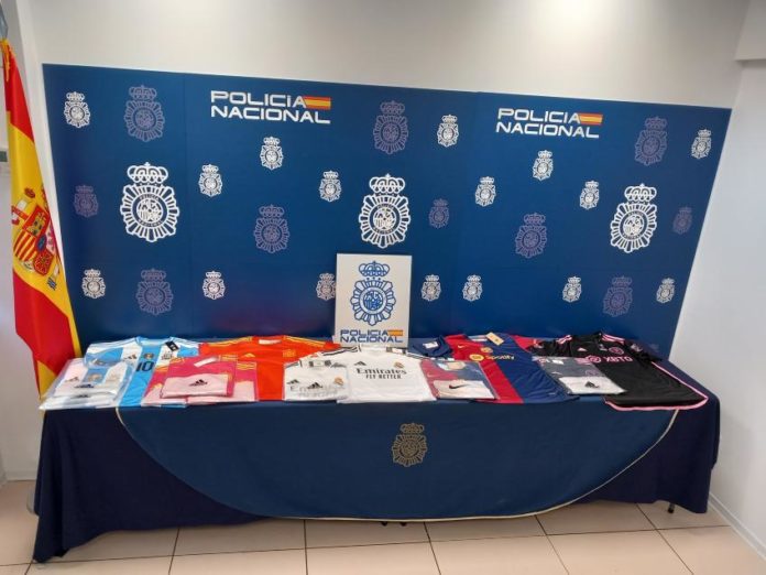 Material deportivo falsificado incautado por la Policía Nacional