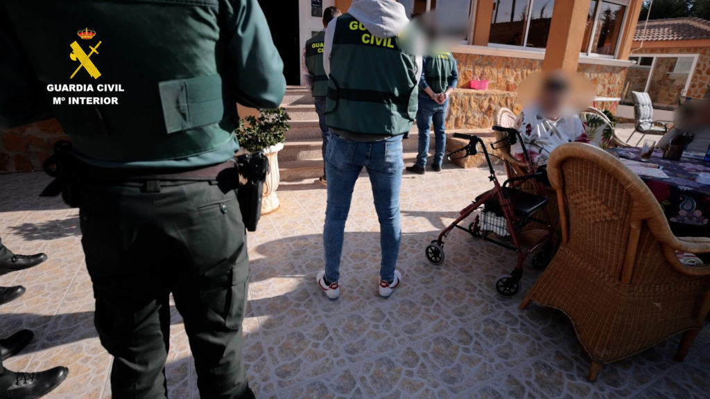 Operativo para desmantelar una residencia ilegal