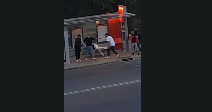 Paliza a un joven en una parada de bus de Valencia