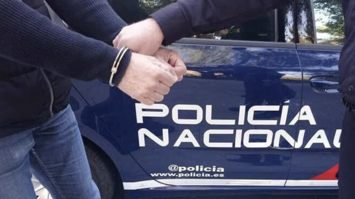 Un agente arresta a un individuo