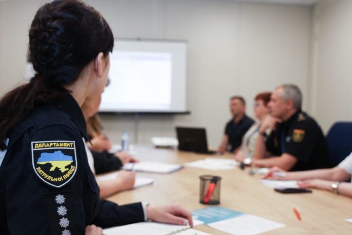 Una agente de policía ucraniana durante el curso