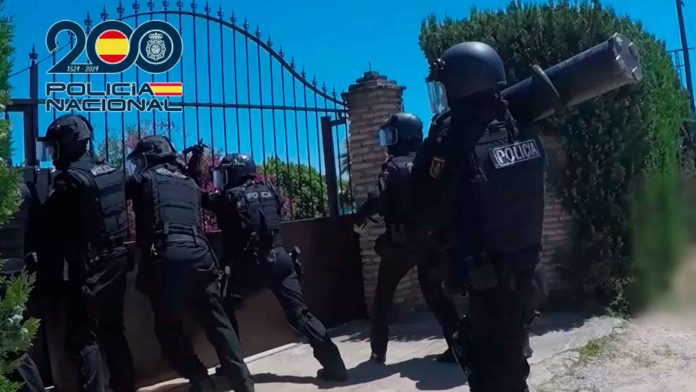 Agentes del GOES entrando en uno de los domicilios