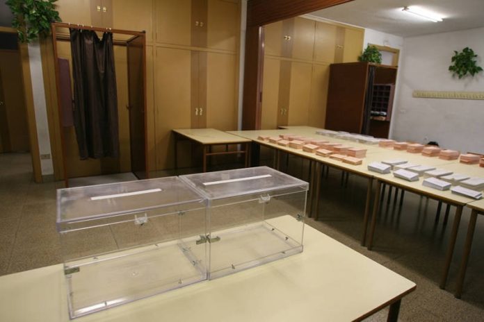 Urnas y papeletas preparadas para las elecciones